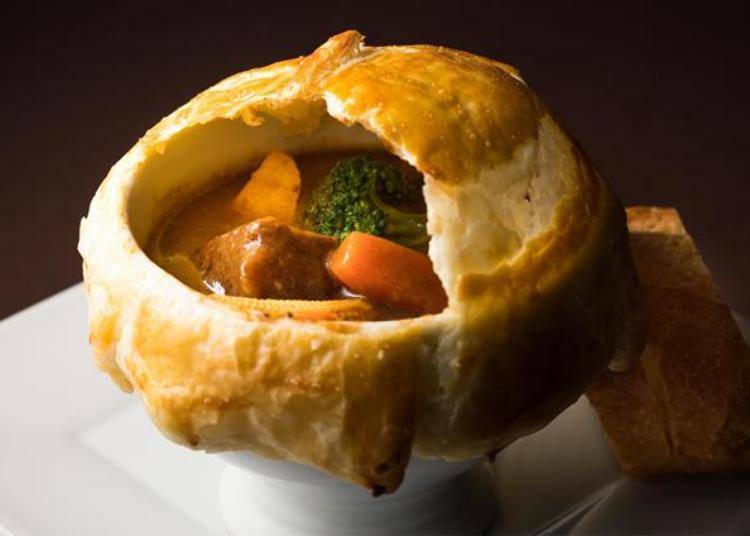 We recommend the Hokkaido beef cheek meat stew served in a pie crust for lunch (1,944 yen). Beef cheek can be stringy, but this one will melt in your mouth because it is stewed for half a day.