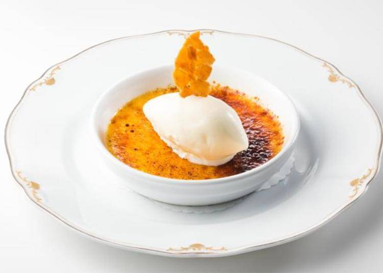 Crème Brulee (a la carte lunch 648 yen) is the dessert served at the dinner course. The rich brulee lingers on the tongue and is perfectly matched with the dollop of vanilla ice cream on top