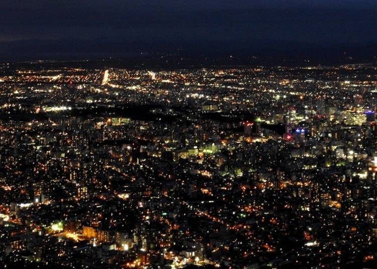 The street lights in Sapporo, like most cities in Hokkaido, give off an orange light rather than white which gives the night views a comparatively softer and warmer feeling.