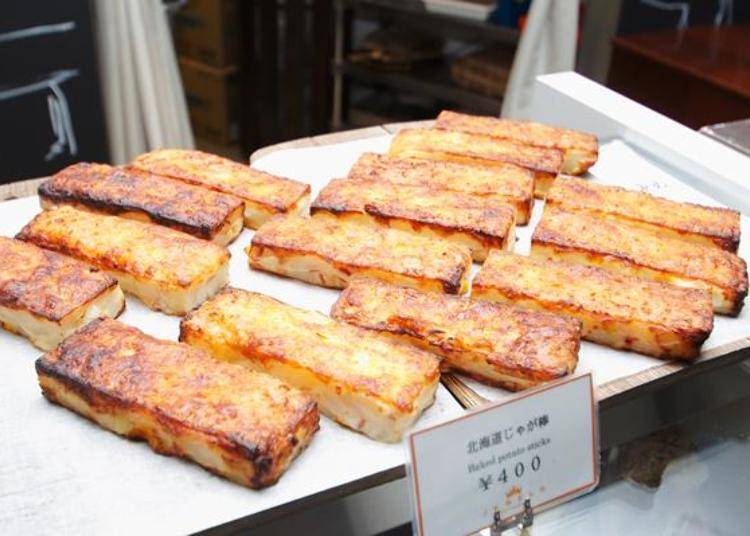 가장 많이 팔리는 것은 [홋카이도 자가보](500엔). 매시드 포테이토에 콘과 베이컨을 섞어 막대 모양으로 만들어 겉에 치즈를 얹어 구운 음식이다.