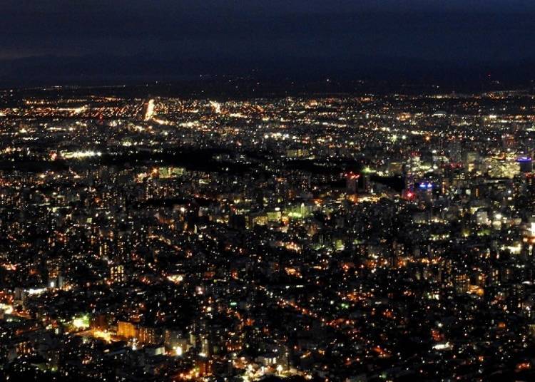 삿포로를 시작으로 홋카이도는 시가지 불빛의 대부분이 백색등이 아닌 오렌지 색 불빛이기 때문에 삿포로 야경은 국내 각지의 야경과 비교해 따스함이 있는 것이 특징이다