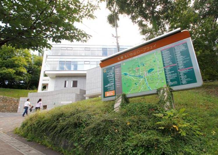 藻岩山山麓站,位于藻岩山上的一栋建筑里,空中缆车的搭乘处在4楼。