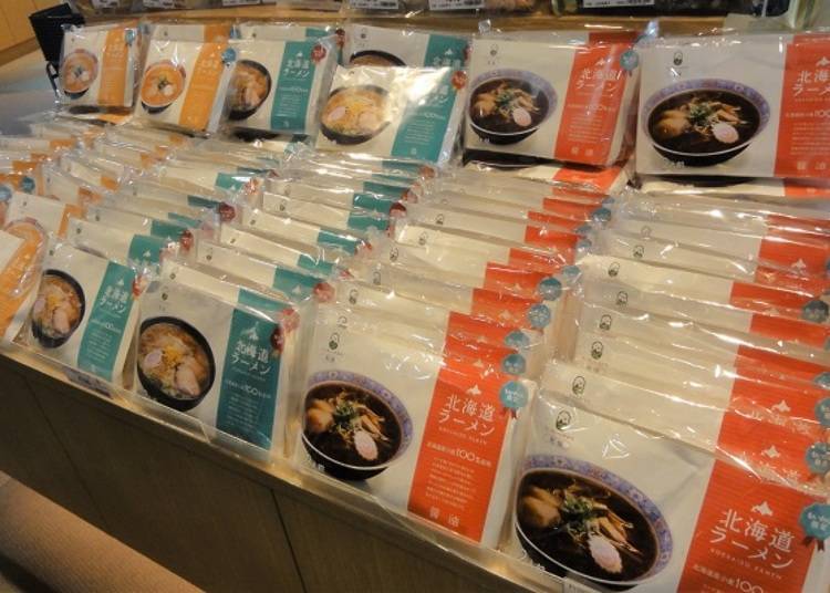 藻岩山的限定商品「北海道拉面」（有酱油、盐味、味噌三种口味，每包都是两人份650日元，只有盐味是750日元）。拉面面条是采用100%北海道产的小麦喔！
