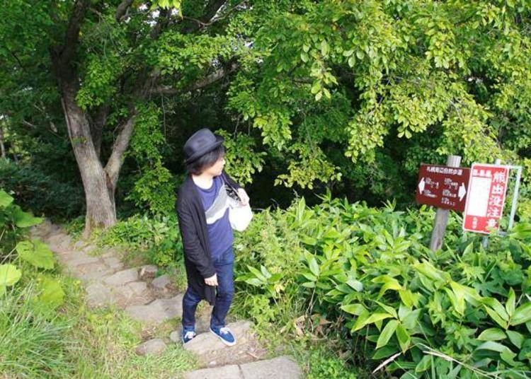 因为登山步道有比较陡的阶梯跟坡,有些地方不太好走,建议要穿好走的鞋子喔!