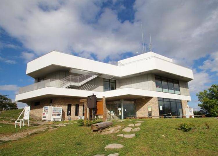 藻岩山山顶站是一栋两层楼的建筑物。 1楼是登山缆车下车的地方,2楼设有餐厅和天象仪,屋顶就是展望台。