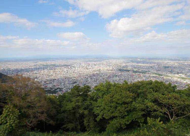 真的非常爽快！往下看就是札幌市区的街景，左边的远处可以看到日本海。听说天空晴朗时，甚至可以看到将近200公里远的大雪山旭岳。