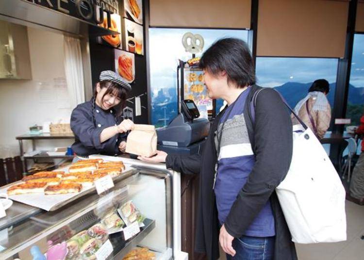 The Jewels店内贩卖的甜点和小吃可以外带喔!