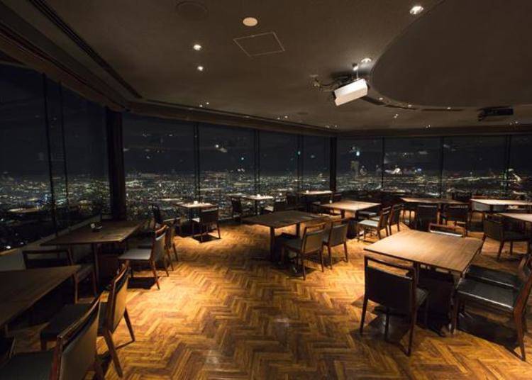 The Jewels餐厅内拥有大片的落地窗,可以看见眼前这令人着迷的夜景!一进入店内,就感觉到有股浪漫的气氛让人为之陶醉。一般的登山客也可以到此用餐,不需要穿着正式的礼服。