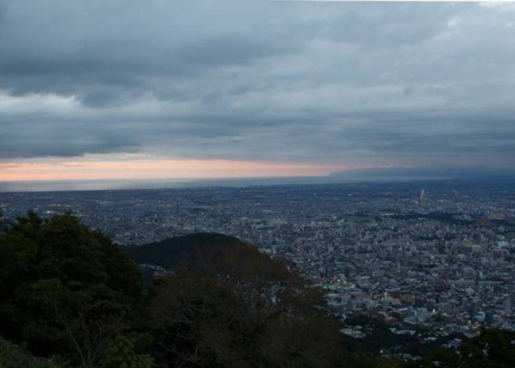 夕阳即将落山时。今天的云比较多,有点担心晚上无法看到美美的夜景。