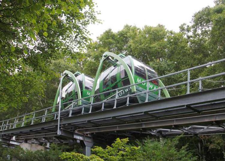 「Morisu Car」是兩節式的迷你登山纜車。搭乘時間約2分鐘，感覺才剛上車就到山頂了。