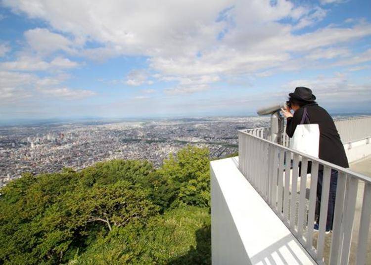 可以用望遠鏡（約100秒100日圓）看看遠方，看看市區的街景。