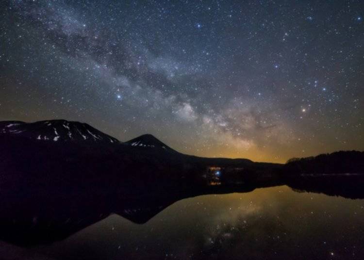 A view at night. There is no artificial lighting around the area, so the myriad stars sparkle like diamonds above the lake and are reflected on its surface (Photo: Ashoro Tourism Association)