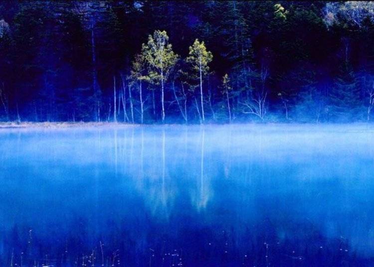 새벽의 정숙한 호수면에 비치는 환상적인 세계(사진제공: 아쇼로 관광협회)