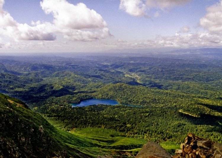 ▲如果有登山装备的话可以挑战爬上雌阿寒岳，从上而下俯瞰远内多湖又是另一种大自然的壮美／照片提供：Ashoro Tourism Association