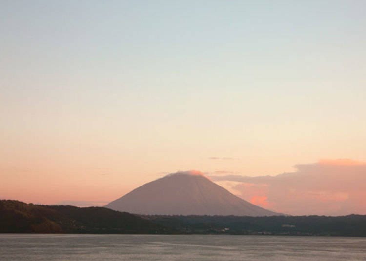 ▲This is a view of Mt. Yotei beyond the lake!