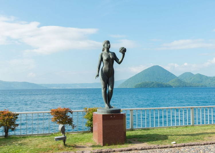 ▲The sculpture entitled Dosho by Keiko Amemiya in front of the Toyako Manseikaku Hotel Lakeside Terrace