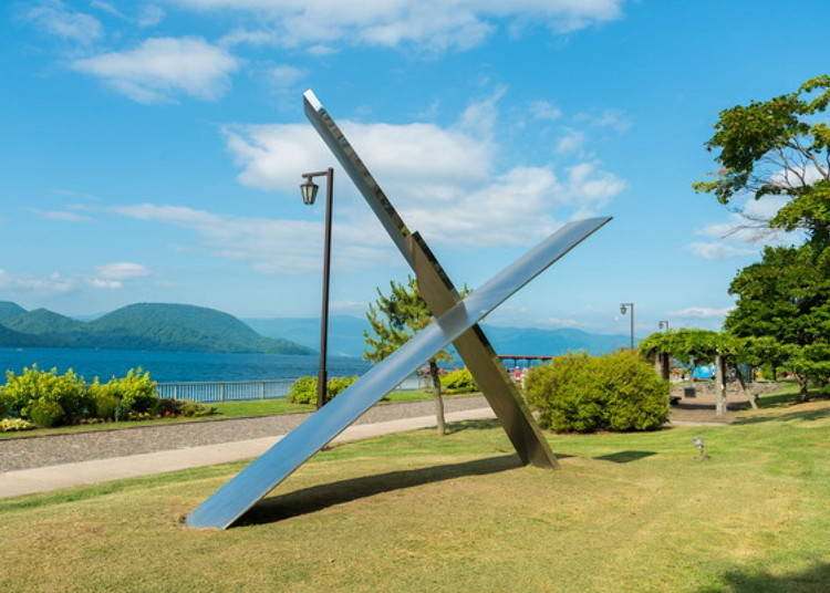 ▲The sculpture SKY - Kosa Suru Ki (Sky Intersecting with the Mind) by Daijun Tsunematsu in front of The Lake View Toyo Nonokaze Resort