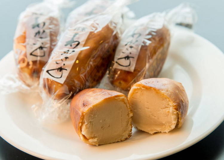 ▲와카사이모. 가고메 다시마의 점성이 느껴지는 달콤한 소와 빵에 바른 간장의 짭조름한 맛이 절묘한 조화를 이룬다.