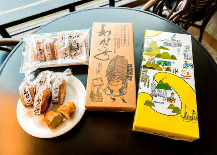▲圖中左起是5袋裝540日圓的Wakasaimo，和昭和30年代(1955-1965年)的復刻版「Wakasaimo洞爺湖總店限定版」6入裝648日圓，和9入裝972日圓的Wakasaimo。