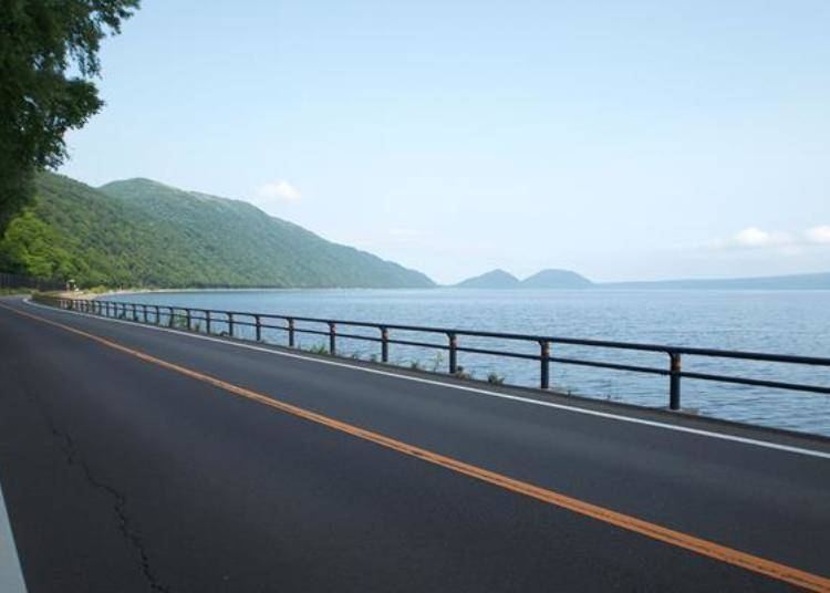 ▲There is no road that can go around the lake entirely, but there is a road east of Lake Shikotsu's hot springs that you can take north or south and enjoy a lakeside drive.