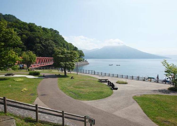 This red truss bridge stands out in this scenery and is a landmark of Lake Shikotsu