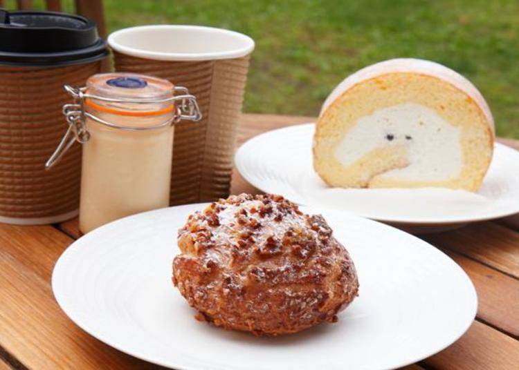 ▲ Mt. Tarumeu Cream Puff, (front) Tsuruga Roll, (right), Kimimaru Pudding (left). Coffee (260 yen) and other items are also available for purchase.