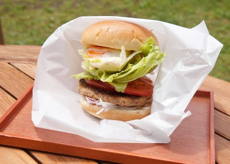 ▲ The "Chitose Burger" (680 yen) is made using Chitose eggs, the highest grade of egg in Hokkaido. All the vegetables and meat are local as well.