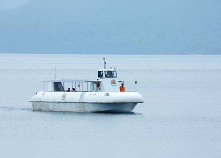 ▲支笏湖的水中游览船。乘船时间约30分钟，费用为成人1620日元，小学生810日元