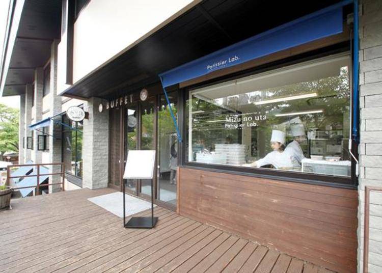 ▲店的入口处就在道路上，所以不用进去酒店里也可以