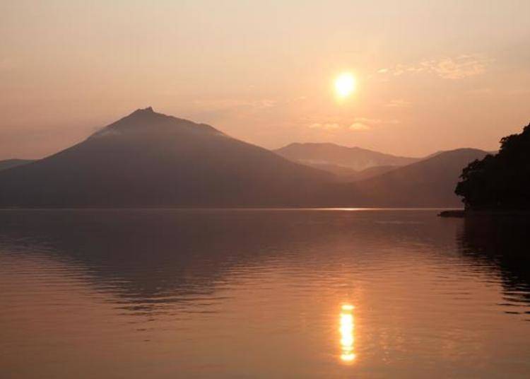 ▲染上暗红色的支笏湖。惠庭岳与湖面上倒映的夕阳美的如诗如画！