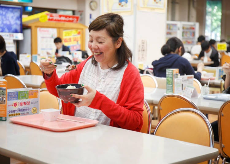 Enjoy the lively student atmosphere at any time in the Central Co-op Cafeteria