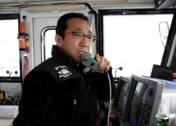 Captain Hasegawa was born into a family of fishermen which has continued in Rausu town for three generations. He himself was also engaged in fishery as part of the fourth generation but quit in 2002 due to a sharp decline in fishery resources such as Alaska pollack (Photo: Shiretoko Nature Cruise)