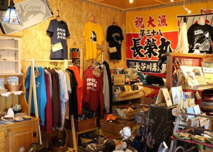 선장의 부인이 직접 만든 잡화나 점장인 요시카 씨가 디자인한 티셔츠, 옆서 등 오리지널 상품이 많다.