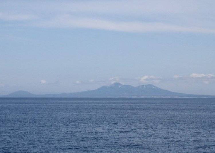 배위에서 바라보이는 구나시리 섬. 시레토코 반도에서 최단 25km 거리에 있으며 길이는 약 120km이다. 오키나와 본섬보다도 크다.