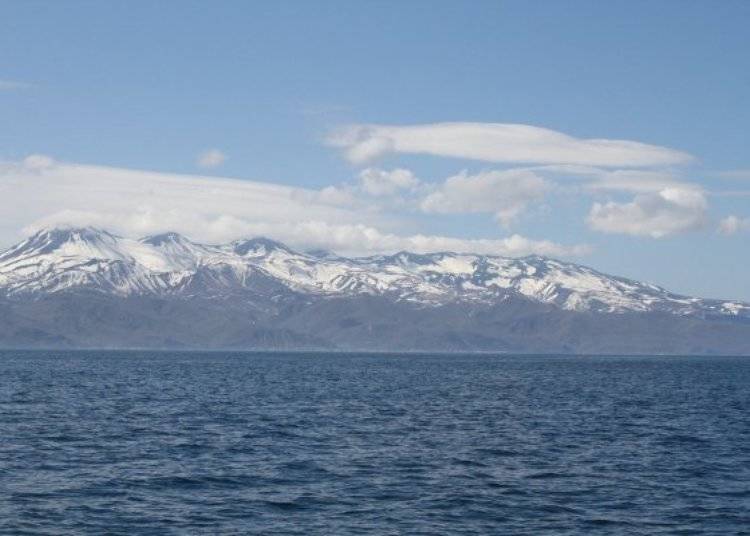 從知床半島東側的羅臼町海上，眺望半島上的知床連山。不論陸地與海洋都蘊含著豐富的生命力。