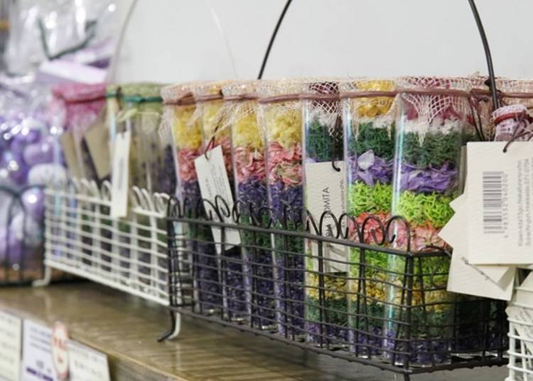 ▲Gifts such as dry flowers made from poppy and lavender are available