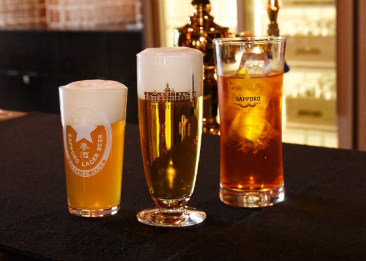 From the left: Reproduction Sapporo Beer, Sapporo Draft Beer Black Label, and for those who cannot drink alcohol and minors who participate, Ribbon Napolin (an orange-colored cider made by Pokka Sapporo and only sold in Hokkaido)