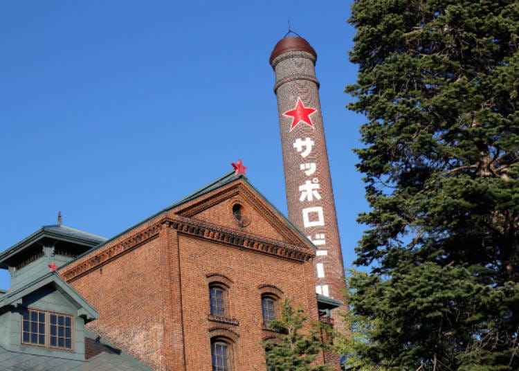 ▲在札幌啤酒园往上看可以看见绘有红色星星标志的烟囱，这个烟囱可说是札幌Garden Park的代表性地标。周围的红砖建筑更是被登录为北海道遗产之一。