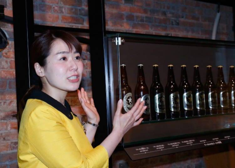 ▲正在讲解品牌标志与瓶身历史的Brand Communicator。大家记忆中的札幌啤酒是哪一款呢？