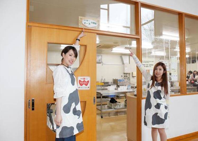 The participants for this experience are Risako (left) and Shibori (right). Here you can borrow an apron.
