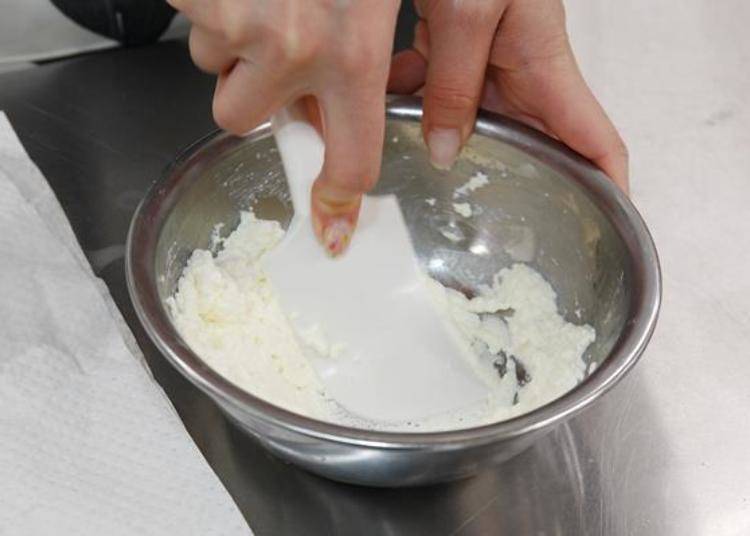 As you continue to knead, air enters the curds, and after a few minutes it begins to look smooth!