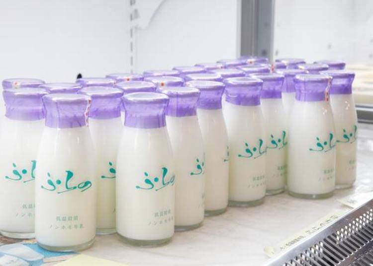 [후라노 우유]는 후라노 목장에서 짠 우유를 저온 살균만 해서 제조하기 때문에 신선한 우유 풍미를 해치지 않아 깨끗하면서도 진한 뒷맛이 매력이다.