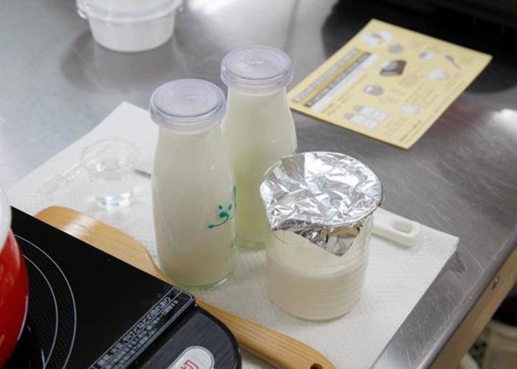 재료는 후라노 우유(180ml) 2병과 생크림 120g, 물을 섞은 유산균 20ml, 이 세 가지와 소금 약간 뿐이다.