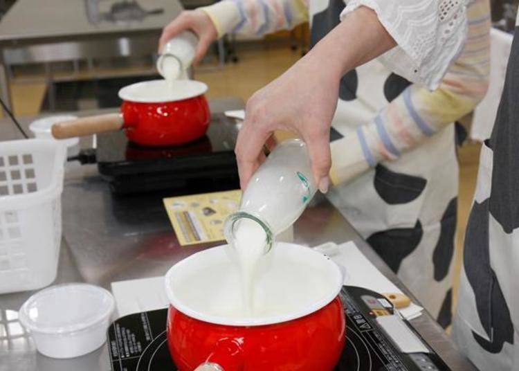 계속해서 후라노 우유를 2병 다 넣은 후 가열기의 온도 설정을 180도로 설정한 후 버튼을 눌러 데운다.