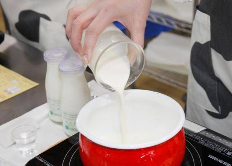 ▲使用的鲜奶油相当浓厚，乳脂肪含量47%，当然也是北海道产。