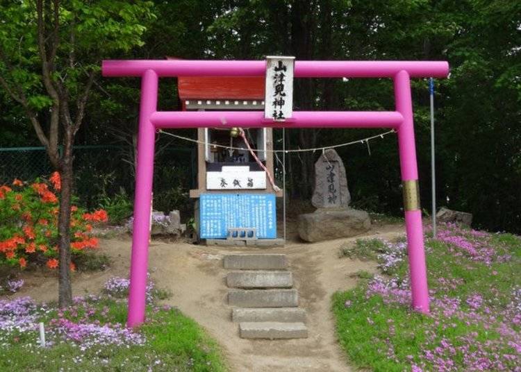 「山津见神社」在山丘的顶端,供俸着山神。