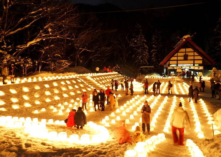 Local residents line up countless snow candles in the precincts of the Jozankei Shrine in the middle of winter. This event is called "Yukitouro" and is held every year in early February.