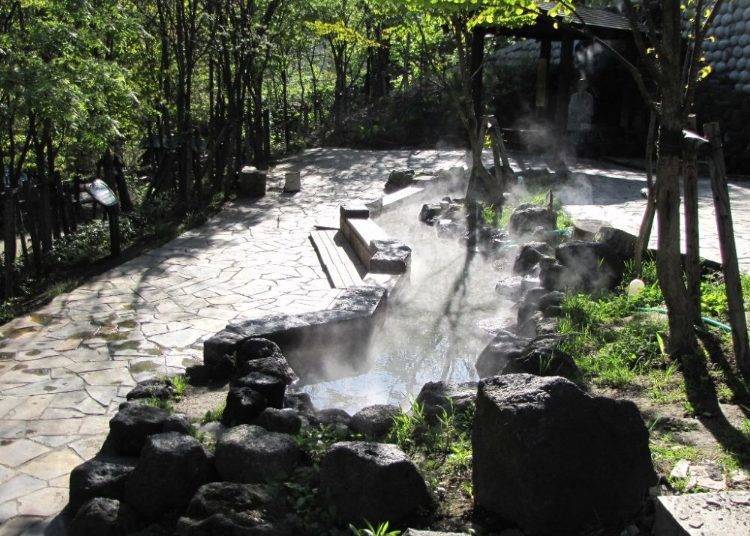 The footbath at Jozan Gensen Park. This spacious bath can be used by up to ten people at a time.