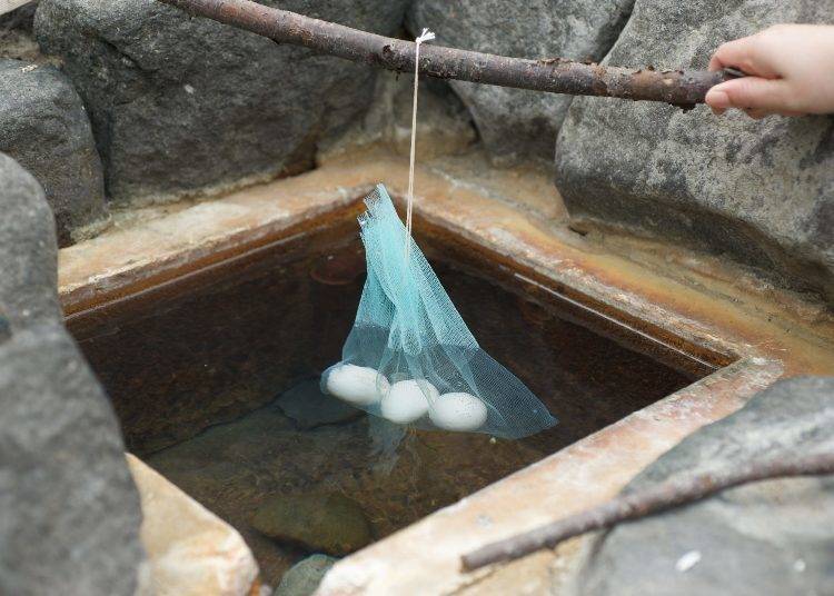 It takes 15 to 20 minutes to make hot spring eggs, so enjoy the footbath while you wait!