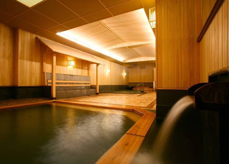 This spacious facility offers a variety of large and small baths, including outdoor baths, Jacuzzi, sauna, and cold-water baths (Photo provided by: Jozankei Daiichi Hotel Suizantei)